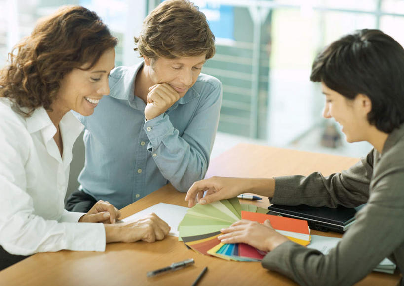 西方人,三个人,同事,商务人士,商务男性,商务女性,办公室,坐,笑,微笑,露齿笑,横图,室内,白天,正面,衬衫,成功,合作,团队,集体,信心,窗户,欧洲,欧洲人,套装,环绕,围绕,圆形,笔,七彩,领带,纸张,拿,拿着,注视,队伍,玻璃窗,彩纸,卡片,观察,看,观看,察看,领导,成就,关注,商务装,合伙,领袖,工薪阶层,男人,男性,年轻男性,年轻女性,女人,女性,中年女性,白种人,年轻人,白领,上班族,坐着,半身,彩图,衬衣