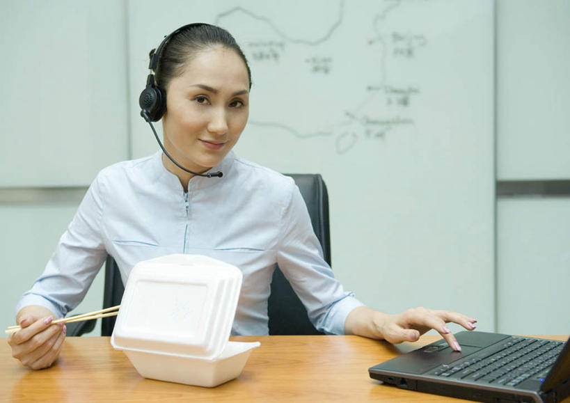 东方人,一个人,商务人士,商务女性,办公室,坐,吃,横图,室内,白天,正面,衬衫,电脑,笔记本电脑,家具,筷子,桌子,亚洲,仅一个年轻女性,仅一个女性,仅一个人,敲打,指,套装,网络,饭盒,办公桌,拿,话务员,拿着,注视,黄种人,方向,输入,通讯设备,白板,耳机,耳麦,话筒,塑料制品,打字,观察,看,手势,观看,点击,敲击,察看,无线,麦克风,指向,关注,一次性饭盒,通信设备,商务装,无线网络,记录板,无线上网,便携式电脑,工薪阶层,记事板,客服人员,电话销售,办公家具,按键,手提电脑,年轻女性,亚洲人,年轻人,白领,接线员,上班族,嚼,食,坐着,半身,彩图,衬衣