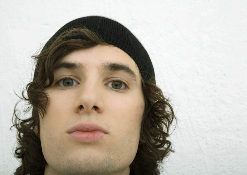 西方人,一个人,站,横图,室内,白天,白色背景,正面,帽子,欧洲,欧洲人,仅一个男性,仅一个人,服装,注视,休闲装,仅一个年轻男性,衣服,观察,看,站着,休闲,休闲服,摄影,服饰,影棚,观看,察看,绒线帽,关注,男人,男性,年轻男性,白种人,站立,半身,彩图,影棚拍摄,拍摄