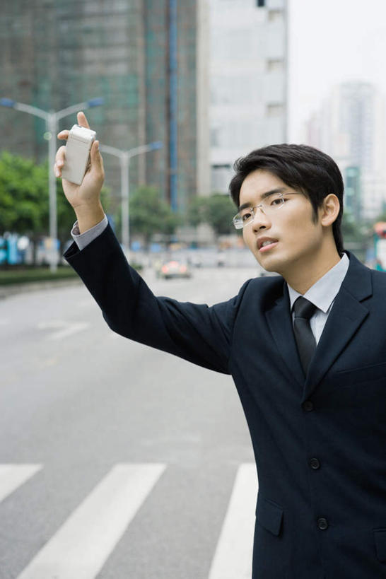 东方人,一个人,商务人士,商务男性,站,竖图,室外,白天,正面,衬衫,办公楼,道路,路,人行横道,写字楼,公路,汽车,亚洲,仅一个男性,仅一个人,套装,交通,挥手,注视,黄种人,车,仅一个年轻男性,交通工具,轿车,观察,看,站着,商务楼,观看,察看,关注,人行横道线,商务装,拦车,工薪阶层,男人,男性,年轻男性,亚洲人,白领,上班族,斑马线,马路,站立,半身,彩图,衬衣,大楼