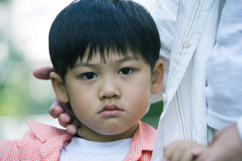 东方人,儿童,脸,头,脸颊,两个人,家庭,父亲,儿子,站,摸,横图,室外,特写,白天,正面,纯洁,植物,亚洲,抚摸,朦胧,模糊,注视,黄种人,树,树木,小孩,绿色,自然,观察,看,站着,温暖,温馨,父子,一家人,父爱,可爱,童年,童趣,生长,成长,观看,和睦,察看,伤心,关注,童真,烂漫,无邪,委屈,天真,男孩,男人,男性,年轻男性,亚洲人,孩子,年轻人,头部,脸部,脸蛋,面部,触摸,接触,站立,半身,彩图,融洽,男生