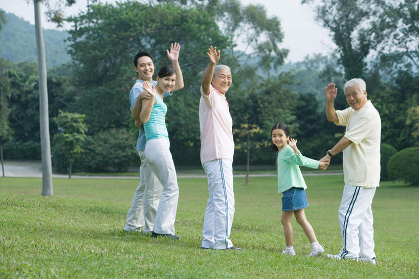 东方人,儿童,手,母亲,父亲,女儿,祖母,祖父,三代同堂,站,握手,横图,室外,白天,侧面,仰视,草地,草坪,植物,亚洲,挥手,注视,黄种人,祖孙三代,草,树,树木,小孩,绿色,自然,观察,看,站着,温暖,温馨,父女,母女,手部,父爱,母爱,生长,奶奶,爷爷,成长,观看,祖孙,和睦,察看,关注,外婆,外孙女,外祖母,外公,外祖父,老年男性,老年女性,男人,男性,年轻男性,年轻女性,女孩,女人,女性,亚洲人,孩子,全家福,孙女,搀手,拉手,手拉手,手握手,站立,彩图,低角度拍摄,全身,融洽,女生,爸爸,多代同堂,妈妈