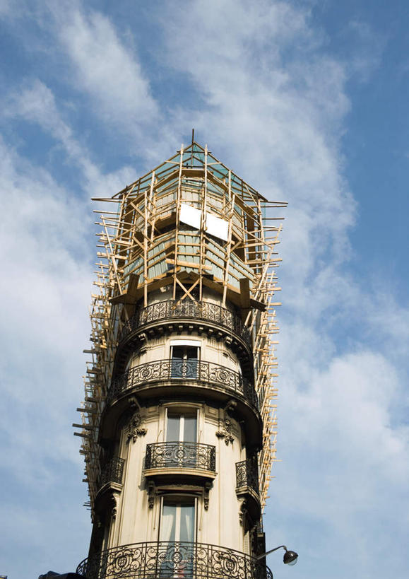 无人,家,竖图,室外,白天,仰视,旅游,度假,美景,城市风光,城市,建筑,法国,巴黎,欧洲,房屋,屋子,景观,云,云朵,公寓,首都,云彩,娱乐,建设,洋房,楼房,维护,维修,修护,脚手架,住宅,蓝色,白云,蓝天,天空,天,享受,休闲,景色,放松,法兰西共和国,法兰西第五共和国,彩图,低角度拍摄,房子