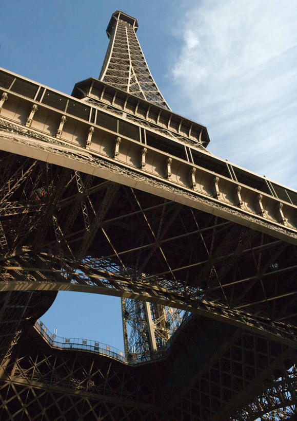 无人,竖图,室外,白天,仰视,旅游,度假,标志建筑,地标,建筑,法国,巴黎,欧洲,艾菲尔铁塔,阴影,光线,影子,云,云朵,埃菲尔铁塔,云彩,娱乐,建设,蓝色,白云,蓝天,天空,阳光,天,享受,休闲,旅游胜地,放松,法兰西,战神广场,彩图,低角度拍摄