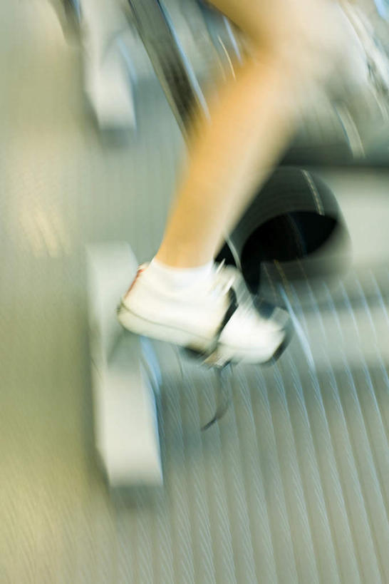 西方人,一个人,健身房,坐,竖图,室内,白天,侧面,锻炼,运动,自行车,欧洲,欧洲人,仅一个年轻女性,仅一个女性,仅一个人,器械,健身器械,体育,年轻女性,女人,女性,白种人,坐着,半身,彩图,健身,健身馆