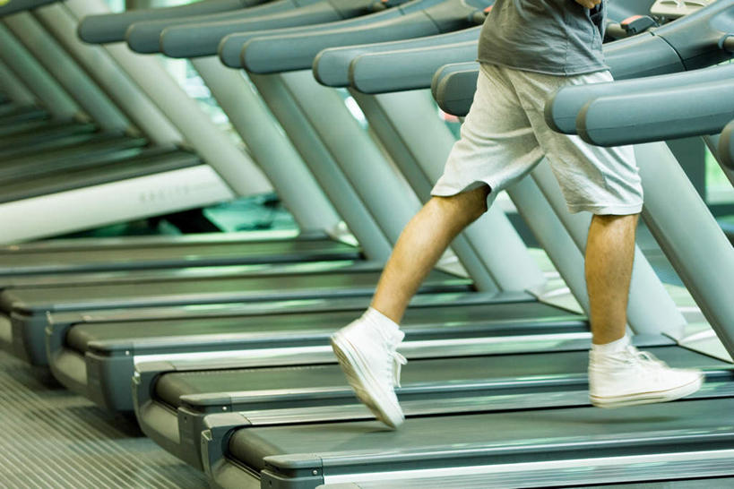 西方人,一个人,健身房,站,跑,横图,室内,白天,侧面,锻炼,运动,树林,植物,窗户,欧洲,欧洲人,仅一个男性,仅一个人,玻璃窗,树,树木,仅一个年轻男性,绿色,自然,站着,生长,成长,体育,男人,男性,年轻男性,白种人,跑步,站立,半身,彩图,健身,健身馆,跑步机