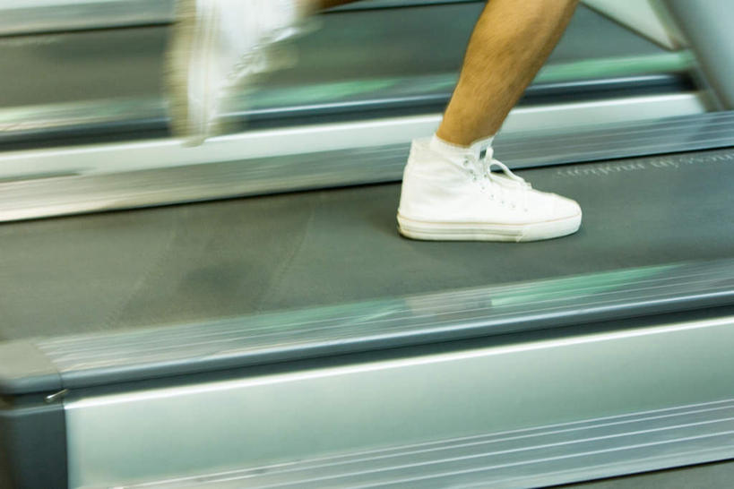 西方人,一个人,健身房,站,跑,横图,室内,白天,侧面,锻炼,运动,树林,植物,窗户,欧洲,欧洲人,仅一个男性,仅一个人,玻璃窗,树,树木,仅一个年轻男性,绿色,自然,站着,生长,成长,体育,男人,男性,年轻男性,白种人,跑步,站立,半身,彩图,健身,健身馆,跑步机