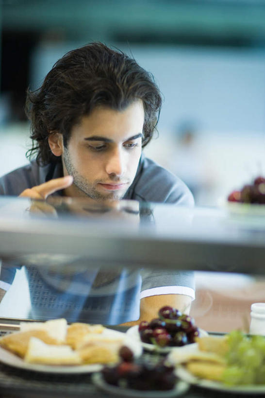 点心,西方人,胡须,头发,一个人,餐厅,站,竖图,室内,白天,正面,运动服,下午茶,橱窗,浆果,樱桃,欧洲,欧洲人,仅一个男性,仅一个人,桑葚,桑椹,食品,俯身,注视,穿,食物,糕点,仅一个年轻男性,黑色,覆盆子,观察,看,站着,观看,察看,挑选,关注,男人,男性,年轻男性,白种人,胡子,络腮胡,樱珠,莺桃,英桃,楔桃,牛桃,荆桃,站立,半身,彩图,餐馆,饭店,饭馆,短发,蛋糕