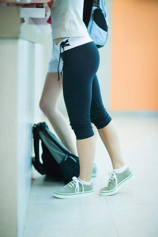 西方人,两个人,健身房,站,竖图,室内,白天,侧面,运动服,锻炼,运动,欧洲,欧洲人,短裤,包,书包,墙,注视,穿,墙壁,墙面,背包,柜台,观察,记录,看,站着,橘色,观看,七分裤,察看,关注,热裤,登记,垫脚,体育,年轻女性,女人,女性,白种人,屈膝,站立,半身,彩图,健身,健身馆,双肩包