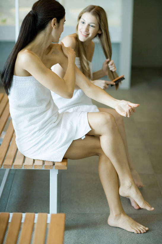 西方人,头发,两个人,伙伴,朋友,坐,笑,说,微笑,露齿笑,竖图,室内,白天,侧面,友谊,椅子,欧洲,欧洲人,握,浴巾,木椅,躺椅,棕色,拿,梳子,拿着,注视,观察,看,金色,握着,观看,梳,察看,关注,更衣室,交流,友情,年轻女性,女人,女性,白种人,长发,沟通,讲话,交谈,说话,谈话,坐着,彩图,全身