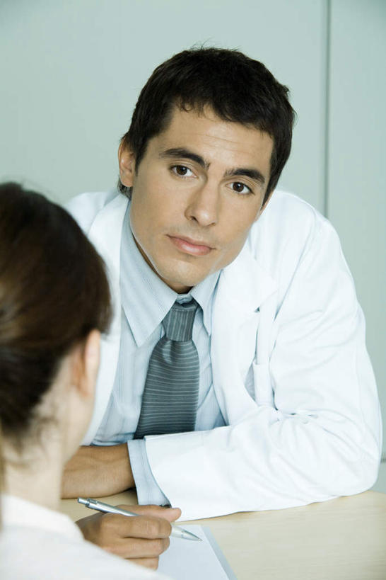 西方人,背部,头发,两个人,医生,病人,医院,坐,竖图,室内,白天,正面,工作服,制服,欧洲,欧洲人,握,笔,棕色,拿,拿着,注视,观察,看,医护人员,医疗人员,握着,观看,察看,关注,病例,医疗机构,工作制服,男人,男性,年轻男性,年轻女性,女人,女性,白种人,长发,大夫,患者,就医者,坐着,半身,彩图,工作套服,病院,诊所,短发