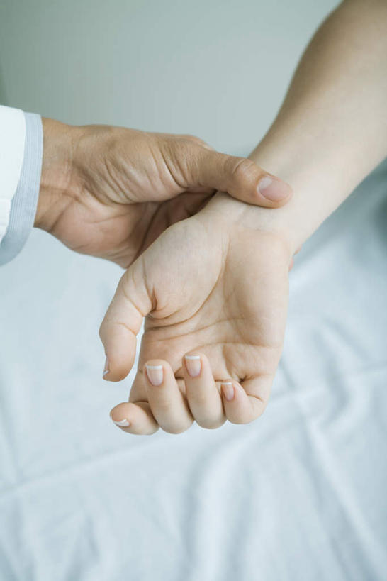 西方人,手,手腕,两个人,医生,病人,医院,坐,竖图,俯视,室内,特写,白天,工作服,制服,欧洲,欧洲人,握,注视,观察,看,医护人员,医疗人员,手部,伸手,握着,观看,察看,关注,医疗机构,工作制服,搭脉,切脉,男人,男性,年轻男性,年轻女性,女人,女性,白种人,大夫,患者,就医者,坐着,半身,彩图,高角度拍摄,工作套服,病院,诊所