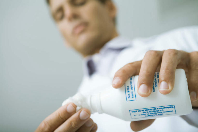 西方人,头发,一个人,医生,医院,横图,室内,白天,仰视,工作服,制服,欧洲,欧洲人,仅一个男性,仅一个人,棕色,棉花,拿,拿着,仅一个年轻男性,医护人员,医疗人员,酒精,医疗机构,药棉,酒精棉,工作制服,男人,男性,年轻男性,白种人,大夫,半身,彩图,低角度拍摄,工作套服,病院,诊所,短发