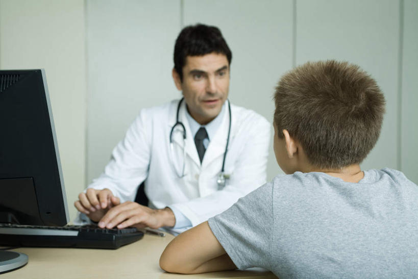 西方人,儿童,背部,头发,两个人,医生,病人,医院,坐,说,横图,室内,白天,正面,工作服,制服,电脑,显示器,键盘,桌子,欧洲,欧洲人,撑,敲打,网络,笔,办公桌,棕色,挂,注视,休闲装,输入,输入设备,相视,小孩,听诊器,打字,观察,看,医护人员,医疗人员,休闲,休闲服,台式电脑,观看,点击,敲击,察看,医疗设备,撑着,关注,病例,输出设备,医疗机构,工作制服,交流,按键,男孩,男人,男性,白种人,大夫,患者,就医者,沟通,讲话,交谈,说话,谈话,坐着,半身,彩图,工作套服,病院,诊所,短发,男生