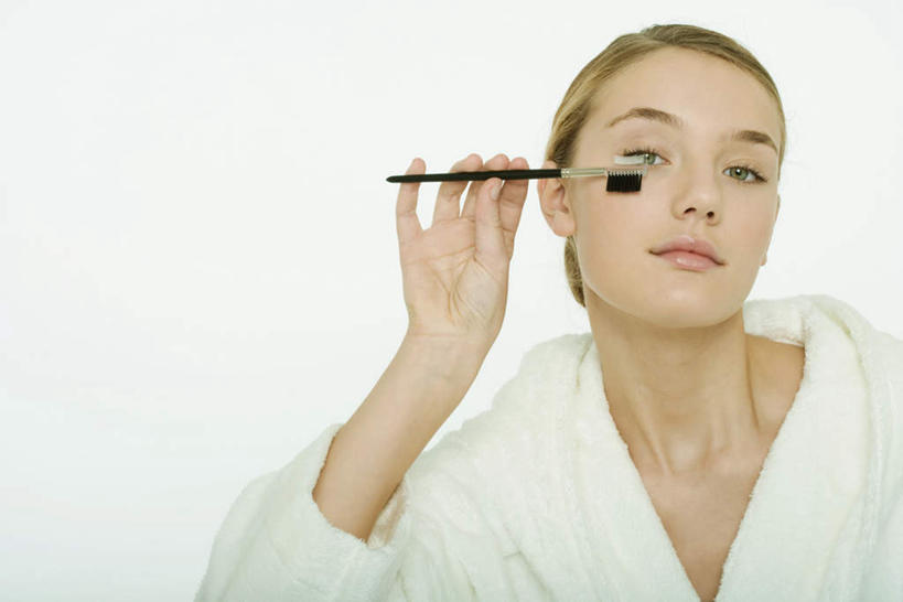 西方人,睫毛,头发,一个人,站,横图,室内,白天,白色背景,正面,浴袍,化妆,美容,欧洲,欧洲人,仅一个年轻女性,仅一个女性,仅一个人,护肤,拿,拿着,站着,保养,享受,休闲,金色,放松,摄影,影棚,睫毛刷,养颜,年轻女性,女人,女性,白种人,长发,睫,眼睫毛,半身,彩图,影棚拍摄,汤帷子,浴衣,拍摄