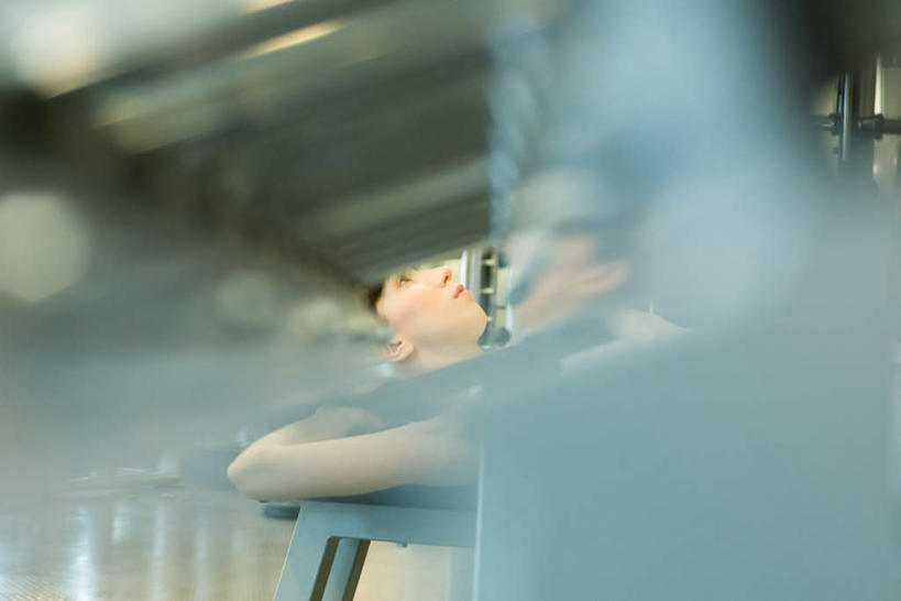 西方人,一个人,健身房,躺,横图,室内,白天,正面,锻炼,运动,欧洲,欧洲人,仅一个年轻女性,仅一个女性,仅一个人,服装,朦胧,模糊,休闲装,衣服,休闲,休闲服,服饰,双手抱头,举重机,举重床,体育,年轻女性,女人,女性,白种人,躺着,半身,彩图,健身,健身馆