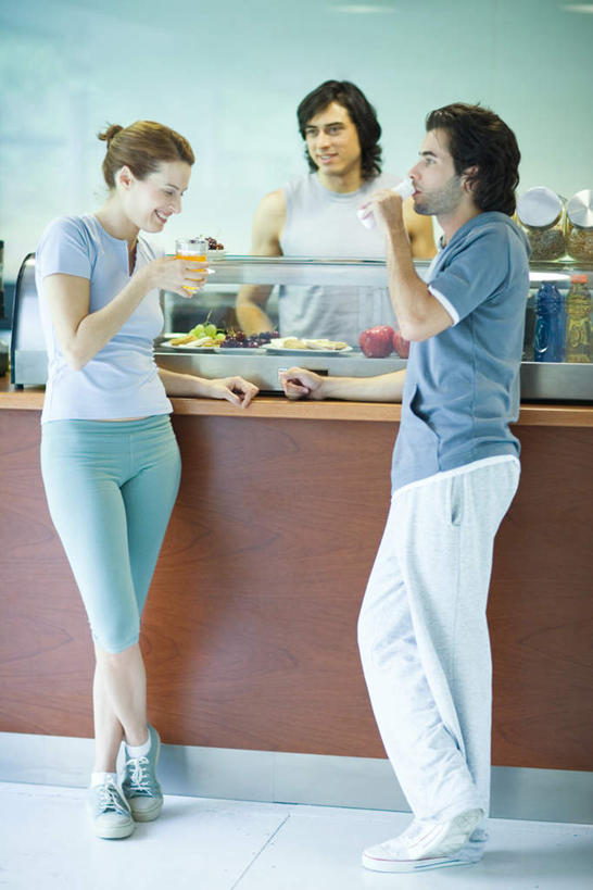 西方人,三个人,伙伴,朋友,餐厅,站,笑,说,微笑,露齿笑,竖图,室内,白天,正面,友谊,苹果,香蕉,樱桃,杯子,餐具,水果,欧洲,欧洲人,许多,喝,握,服装,朦胧,模糊,新鲜,瓷器,碟子,盘,瓶,生食,食品,果实,咖啡杯,陶瓷制品,饮料瓶,拿,拿着,注视,休闲装,食物,衣服,盘子,碟,观察,看,站着,休闲,休闲服,握着,服饰,有机食品,绿色食品,观看,察看,关注,瓷杯,交流,友情,男人,男性,年轻男性,年轻女性,女人,女性,白种人,樱珠,莺桃,英桃,楔桃,牛桃,荆桃,甘蕉,沟通,讲话,交谈,说话,谈话,站立,彩图,全身,餐馆,饭店,饭馆