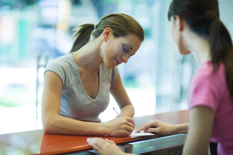 西方人,两个人,前台,服务员,站,笑,说,微笑,横图,室内,白天,正面,门,欧洲,欧洲人,写,服装,朦胧,模糊,笔,注视,休闲装,顾客,衣服,门框,观察,看,站着,休闲,休闲服,服饰,观看,察看,关注,接待员,交流,年轻女性,女人,女性,白种人,服务生,侍者,沟通,讲话,交谈,说话,谈话,站立,半身,彩图