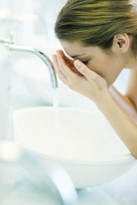 西方人,一个人,站,闭眼,捧,竖图,室内,白天,侧面,卫生间,洗手间,欧洲,欧洲人,仅一个年轻女性,仅一个女性,仅一个人,朦胧,模糊,水龙头,站着,面盆,年轻女性,女人,女性,白种人,厕所,闭眼睛,闭着眼,闭着眼睛,端,端着,捧着,手捧,站立,半身,彩图