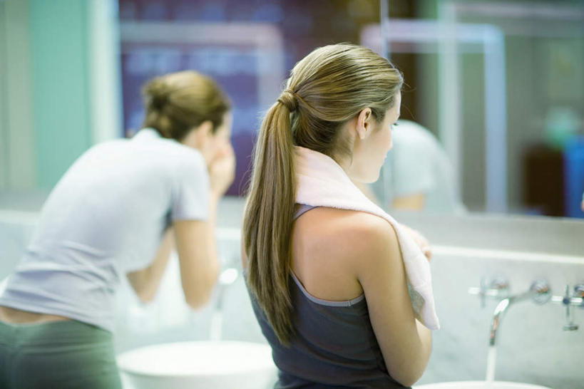 西方人,两个人,伙伴,朋友,站,横图,室内,白天,友谊,镜子,卫生间,洗手间,欧洲,欧洲人,洗,服装,朦胧,模糊,水龙头,注视,休闲装,背面,衣服,毛巾,观察,看,站着,休闲,休闲服,服饰,观看,面盆,镜像,察看,镜面,关注,友情,年轻女性,女人,女性,白种人,厕所,站立,半身,彩图