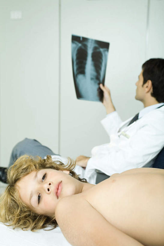 西方人,儿童,两个人,医生,医院,坐,躺,竖图,x光片,照片,室内,白天,正面,纯洁,欧洲,欧洲人,握,服装,拿,拿着,注视,裸露,小孩,观察,看,医护人员,医疗人员,可爱,童年,童趣,握着,观看,察看,白大褂,关注,裸,童真,烂漫,无邪,医疗机构,卧着,天真,男孩,男人,男性,中年男性,白种人,大夫,相片,躺着,卧,坐着,半身,彩图,拍摄,照相,病院,诊所,男生