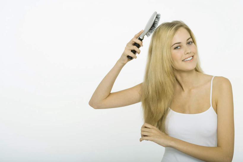 西方人,一个人,站,笑,微笑,露齿笑,横图,室内,特写,白天,白色背景,正面,吊带,欧洲,欧洲人,仅一个年轻女性,仅一个女性,仅一个人,握,拿,梳子,拿着,注视,吊带衫,观察,看,站着,握着,摄影,影棚,观看,察看,打理,关注,年轻女性,女人,女性,白种人,站立,半身,彩图,影棚拍摄,拍摄