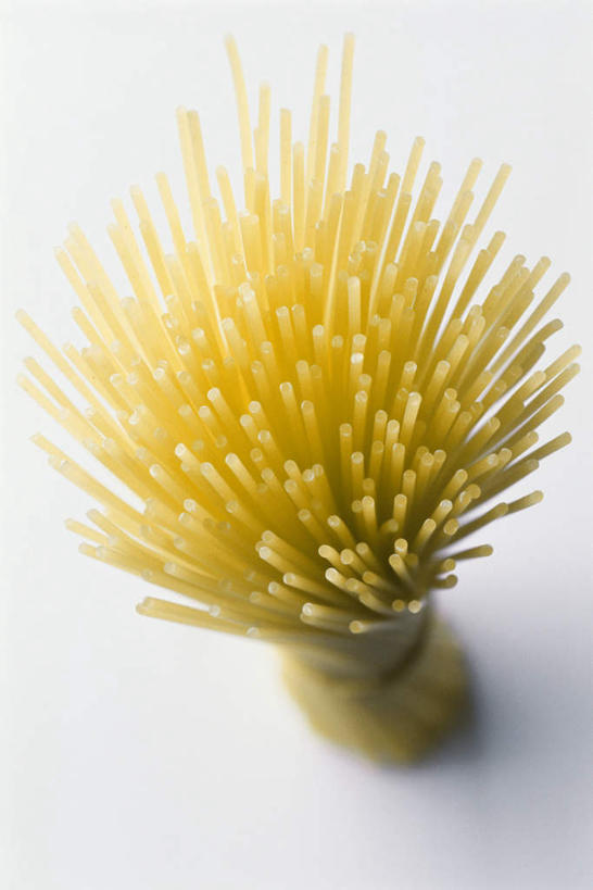 面食,面条,意大利面,无人,竖图,俯视,室内,特写,白天,白色背景,西餐,餐桌,桌子,一捆,许多,朦胧,模糊,面,料理,食品,食物,黄色,西式,摄影,影棚,餐台,彩图,高角度拍摄,影棚拍摄,拍摄