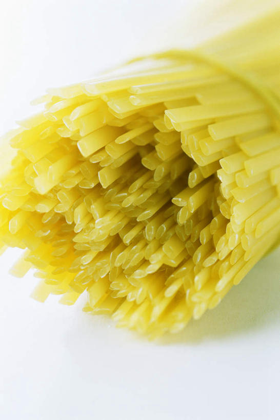 面食,面条,意大利面,无人,竖图,俯视,室内,特写,白天,白色背景,西餐,餐桌,桌子,一堆,一捆,许多,堆叠,堆积,朦胧,模糊,面,料理,食品,食物,黄色,西式,摄影,影棚,餐台,堆,彩图,高角度拍摄,影棚拍摄,拍摄