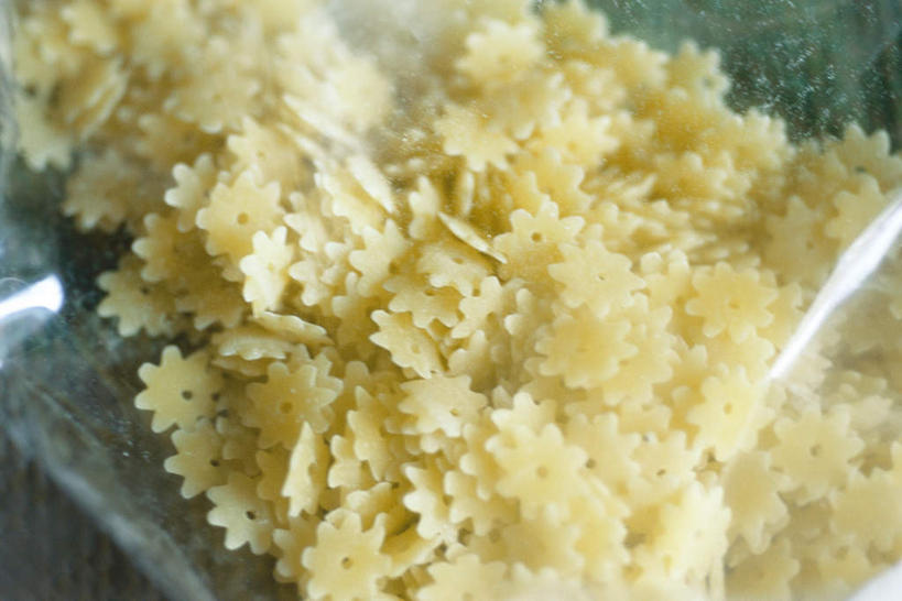 面食,面条,意大利面,无人,横图,俯视,室内,特写,白天,白色背景,西餐,餐桌,桌子,一堆,许多,堆叠,堆积,朦胧,模糊,面,料理,食品,塑料袋,食物,黄色,西式,摄影,影棚,餐台,堆,保鲜袋,彩图,高角度拍摄,影棚拍摄,拍摄