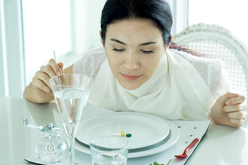 西方人,一个人,坐,闭眼,横图,俯视,室内,白天,餐桌,厨房,桌子,杯子,餐具,叶子,椅子,托盘,欧洲,欧洲人,仅一个年轻女性,仅一个女性,仅一个人,握,服装,叉子,瓷器,碟子,壶,盘,勺子,木椅,绿叶,咖啡杯,陶瓷制品,拿,拿着,休闲装,饮食,水壶,衣服,盘子,茶壶,调羹,碟,汤匙,休闲,健康,休闲服,嫩叶,握着,服饰,餐台,维生素,维他命,瓷杯,年轻女性,女人,女性,白种人,叶,叶片,闭眼睛,闭着眼,闭着眼睛,坐着,半身,彩图,高角度拍摄,灶间