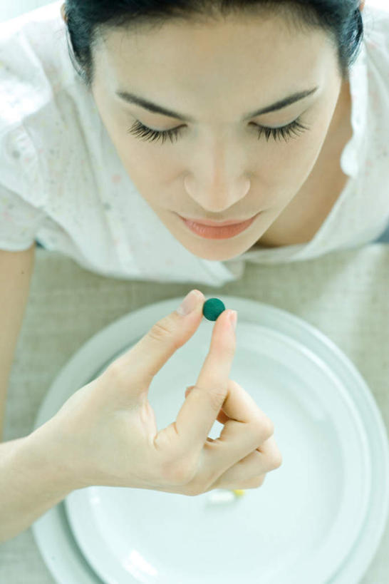 西方人,一个人,坐,闭眼,竖图,俯视,室内,白天,厨房,餐具,欧洲,欧洲人,仅一个年轻女性,仅一个女性,仅一个人,握,服装,碟子,盘,拿,拿着,休闲装,饮食,一个,衣服,盘子,碟,休闲,健康,休闲服,握着,服饰,单个,维生素,维他命,年轻女性,女人,女性,白种人,闭眼睛,闭着眼,闭着眼睛,坐着,半身,彩图,高角度拍摄,灶间