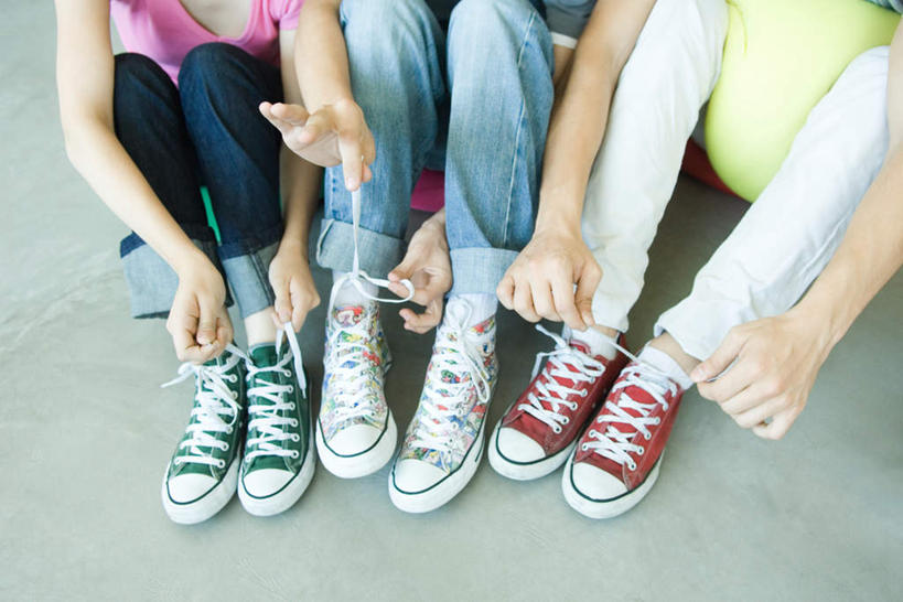 西方人,三个人,伙伴,朋友,坐,捏,横图,俯视,室内,白天,友谊,靠垫,鞋子,欧洲,欧洲人,鞋带,靠枕,捏着,垫子,枕头,绑,系,友情,男人,男性,年轻男性,年轻女性,女人,女性,白种人,坐着,半身,彩图,高角度拍摄