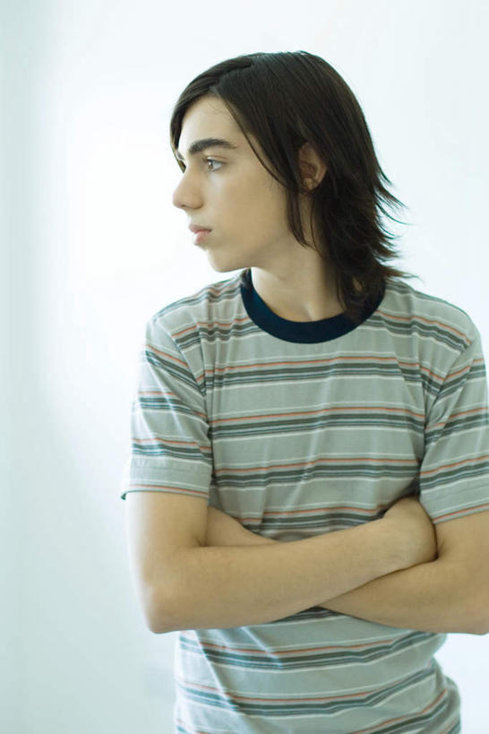 西方人,一个人,站,双手交叉,竖图,室内,白天,正面,欧洲,欧洲人,仅一个男性,仅一个人,墙,墙壁,墙面,仅一个年轻男性,站着,双手抱胸,男人,男性,年轻男性,白种人,站立,半身,彩图