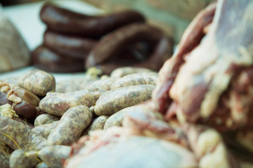 无人,横图,室外,特写,白天,正面,餐桌,桌子,一堆,许多,堆叠,堆积,朦胧,模糊,肉,牛肉,烤肉,肉类,餐台,烤肠,堆,肉食,彩图