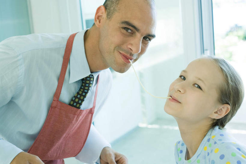 西方人,两个人,家庭,客厅,站,坐,笑,微笑,露齿笑,横图,室内,白天,正面,餐桌,窗户,桌子,欧洲,欧洲人,围兜,玻璃窗,站着,温暖,温馨,一家人,餐台,和睦,起居室,男人,男性,年轻女性,女人,女性,中年男性,白种人,站立,坐着,半身,彩图,融洽