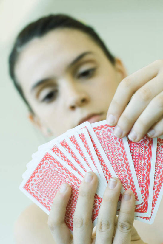 西方人,儿童,一个人,捏,竖图,室内,白天,正面,游戏,赌博,贪欲,竞争,纸牌,玩具,扑克,欧洲,欧洲人,仅一个女性,仅一个人,许多,握,墙,拿,捏着,拿着,娱乐,刺激,墙壁,墙面,小孩,仅一个小孩,握着,挑选,消遣,赌具,投机,侥幸,欲望,女孩,女人,女性,白种人,孩子,玩耍,半身,彩图,胜负,输赢,女生