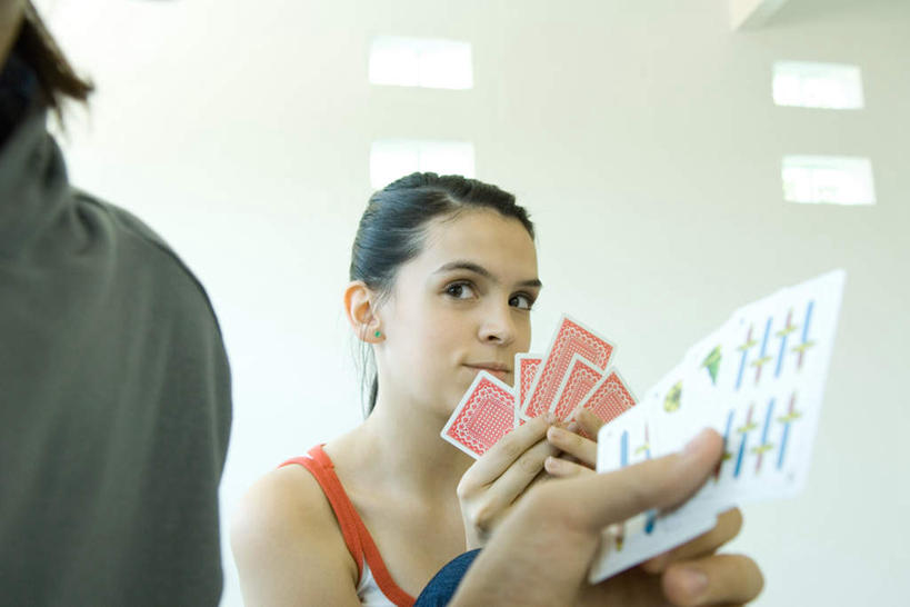 西方人,儿童,三个人,伙伴,朋友,坐,横图,室内,白天,正面,游戏,友谊,赌博,贪欲,竞争,窗户,落地窗,纸牌,玩具,扑克,欧洲,欧洲人,墙,娱乐,刺激,玻璃窗,墙壁,墙面,小孩,消遣,赌具,投机,侥幸,欲望,友情,男孩,男人,男性,女孩,女人,女性,白种人,玩耍,坐着,半身,彩图,胜负,输赢,男生,女生