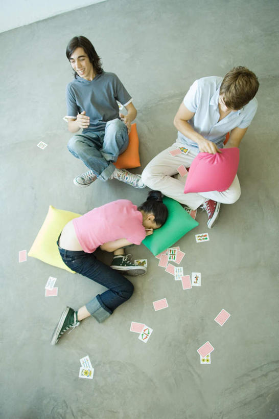 西方人,儿童,三个人,伙伴,朋友,坐,笑,微笑,露齿笑,竖图,俯视,室内,白天,游戏,友谊,赌博,贪欲,竞争,纸牌,玩具,扑克,欧洲,欧洲人,许多,散落,娱乐,刺激,小孩,趴着,消遣,赌具,投机,侥幸,欲望,友情,男孩,男人,男性,女孩,女人,女性,白种人,趴,玩耍,坐着,彩图,高角度拍摄,全身,胜负,输赢,男生,女生