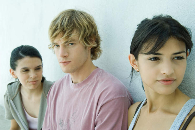 西方人,儿童,三个人,伙伴,朋友,坐,横图,室内,白天,正面,友谊,欧洲,欧洲人,墙,墙壁,墙面,小孩,看,看着,友情,男孩,男人,男性,女孩,女人,女性,白种人,坐着,半身,彩图,男生,女生