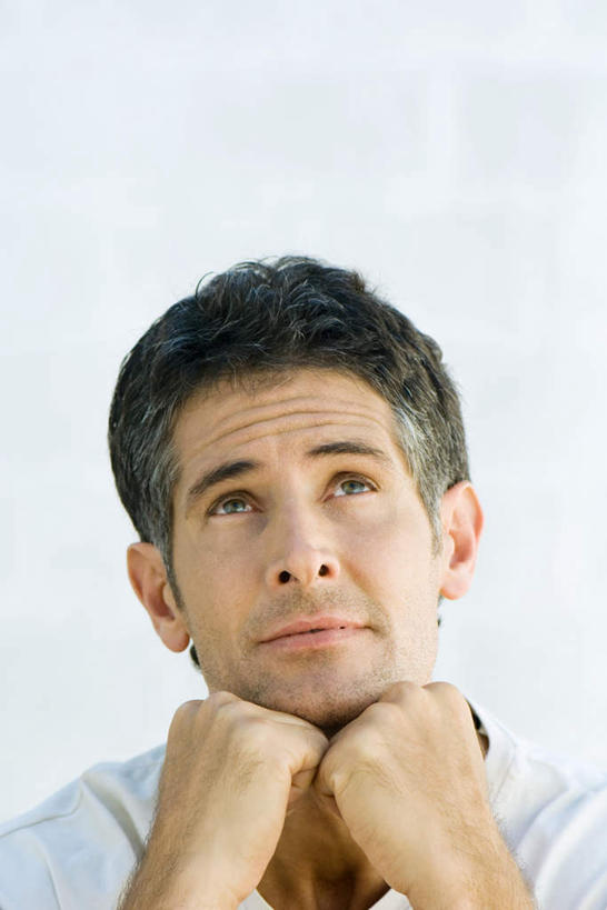 西方人,脸,头,脸颊,一个人,竖图,室内,白天,白色背景,正面,欧洲,欧洲人,仅一个男性,仅一个人,仅一个中年男性,撑,托腮,托,思考,思索,想,摄影,影棚,托下巴,男人,男性,中年男性,白种人,头部,脸部,脸蛋,面部,半身,彩图,影棚拍摄,拍摄