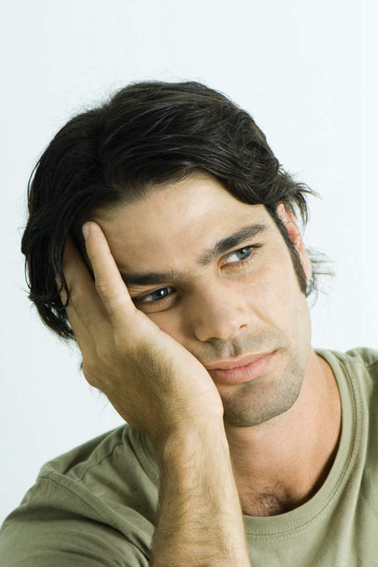 西方人,脸,头,脸颊,头发,一个人,竖图,室内,特写,白天,白色背景,正面,欧洲,欧洲人,仅一个男性,仅一个人,仅一个中年男性,撑,托腮,黑色,托,思考,思索,想,摄影,影棚,托下巴,男人,男性,中年男性,白种人,头部,脸部,脸蛋,面部,半身,彩图,影棚拍摄,拍摄