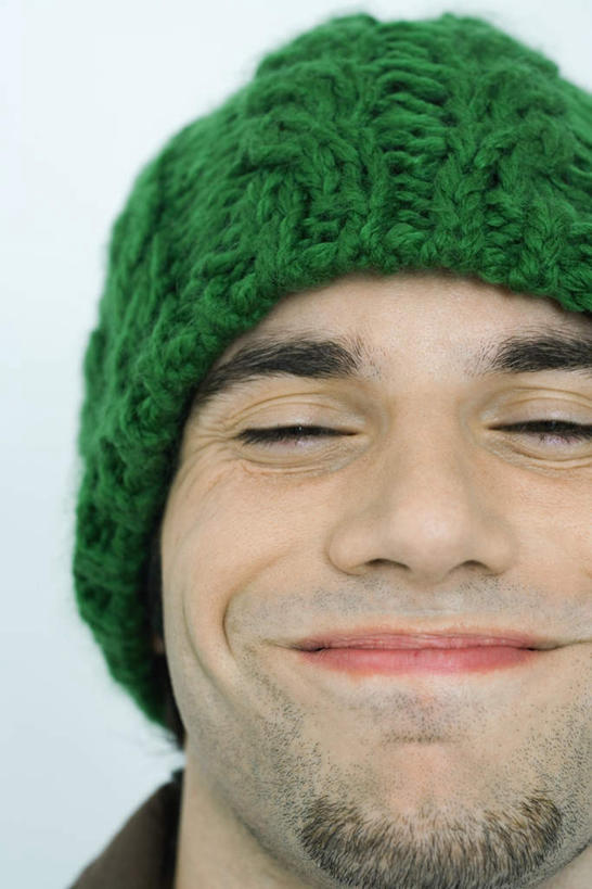 西方人,一个人,笑,微笑,露齿笑,竖图,室内,特写,白天,白色背景,正面,帽子,欧洲,欧洲人,仅一个男性,仅一个人,仅一个年轻男性,摄影,影棚,绒线帽,男人,男性,年轻男性,白种人,半身,彩图,影棚拍摄,拍摄