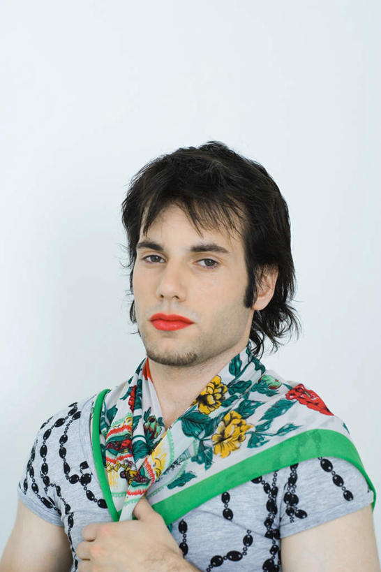 西方人,脸,头,嘴,脸颊,头发,一个人,竖图,室内,特写,白天,白色背景,正面,欧洲,欧洲人,仅一个男性,仅一个人,仅一个年轻男性,红色,黑色,抱胸,摄影,影棚,男人,男性,年轻男性,白种人,头部,口,口腔,脸部,脸蛋,面部,嘴巴,嘴唇,半身,彩图,影棚拍摄,拍摄