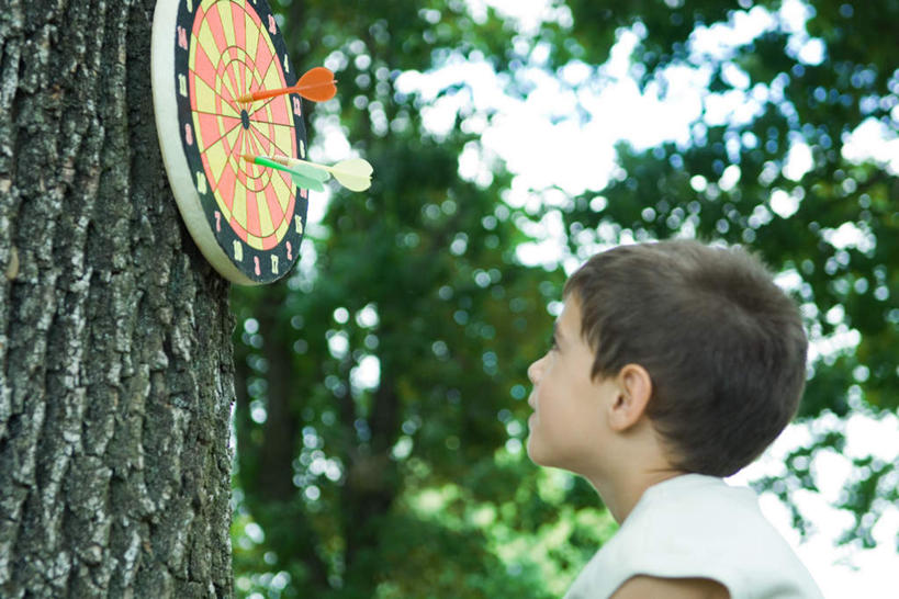 西方人,儿童,一个人,站,横图,室外,白天,正面,旅游,度假,纯洁,树林,植物,欧洲,欧洲人,仅一个男性,仅一个人,飞镖盘,飞镖,娱乐,树,树木,三个,小孩,蓝色,绿色,蓝天,天空,自然,天,站着,仅一个小孩,享受,休闲,放松,可爱,童年,童趣,生长,成长,户外运动,童真,烂漫,无邪,天真,男孩,男人,男性,白种人,孩子,抬头,仰头,站立,半身,彩图,男生