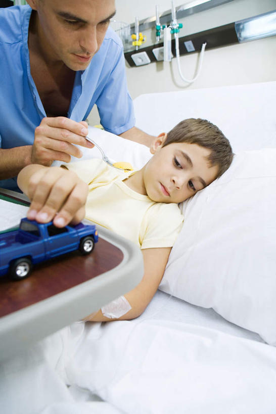 儿童,两个人,病人,医院,站,躺,竖图,室内,白天,正面,烹饪,西餐,纯洁,窗帘,床,柜子,汽车,玩具,喂食,握,勺子,料理,食品,床单,拿,拿着,被子,菜肴,美食,车,食物,小孩,橱柜,调羹,汤匙,交通工具,轿车,站着,可爱,童年,童趣,西式,喂,握着,单人床,佳肴,被单,童真,烂漫,无邪,医疗机构,蛋羹,卧着,天真,男孩,男人,男性,年轻男性,孩子,患者,就医者,躺着,卧,站立,半身,彩图,病院,诊所,男生