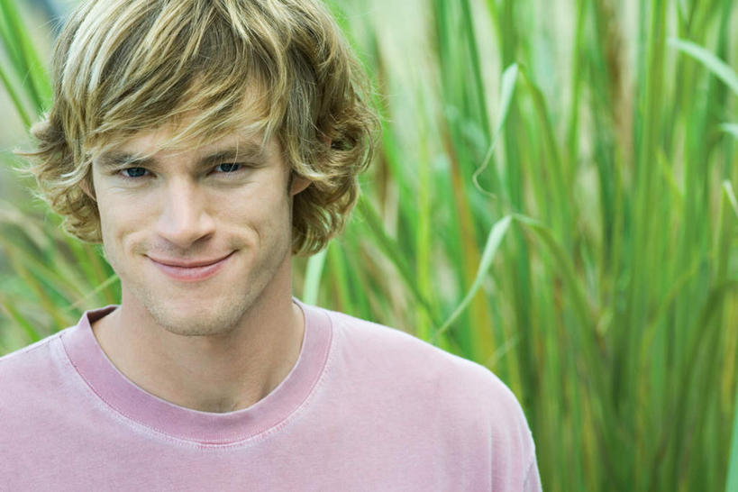 西方人,儿童,一个人,站,笑,微笑,横图,室外,特写,白天,正面,草地,草坪,植物,欧洲,欧洲人,仅一个男性,仅一个人,朦胧,模糊,休闲装,草,小孩,绿色,站着,仅一个小孩,休闲,休闲服,男孩,男人,男性,白种人,孩子,站立,半身,彩图,男生