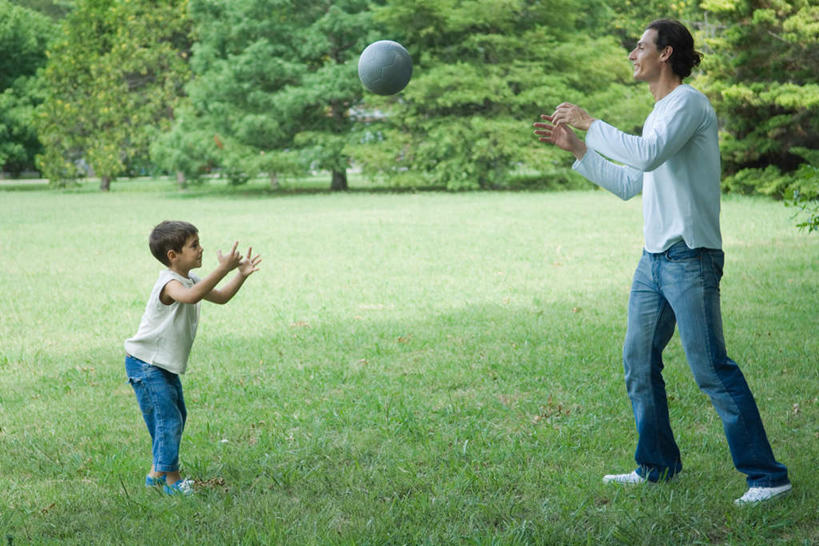 西方人,儿童,两个人,父亲,儿子,站,投,横图,室外,白天,正面,草地,草坪,树林,植物,欧洲,欧洲人,球,草,树,树木,小孩,绿色,自然,站着,父子,父爱,皮球,生长,成长,男孩,男人,男性,年轻男性,女孩,女人,女性,白种人,抛,扔,撒,站立,掷,彩图,全身,男生,女生