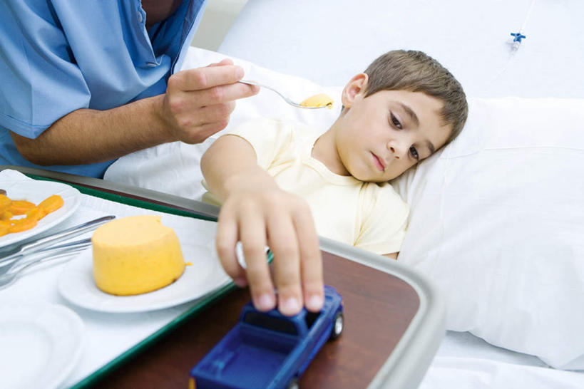 点心,西方人,儿童,两个人,病人,医院,站,躺,横图,俯视,室内,白天,纯洁,餐桌,床,桌子,汽车,餐具,玩具,欧洲,欧洲人,喂食,握,碟子,盘,勺子,食品,甜点,甜品,床单,拿,拿着,被子,车,食物,糕点,小孩,盘子,调羹,碟,汤匙,交通工具,轿车,甜食,站着,可爱,童年,童趣,喂,握着,单人床,餐台,被单,童真,烂漫,无邪,医疗机构,蛋羹,卧着,天真,男孩,男人,男性,年轻男性,白种人,患者,就医者,躺着,卧,站立,半身,彩图,高角度拍摄,病院,诊所,男生