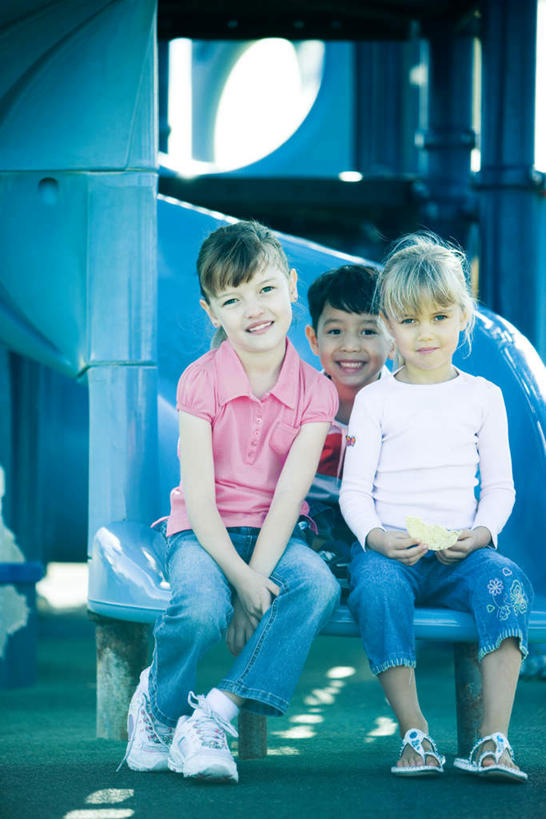 西方人,儿童,三个人,坐,笑,微笑,露齿笑,竖图,室外,白天,正面,纯洁,欧洲,欧洲人,休闲装,小孩,休闲,休闲服,滑梯,可爱,童年,童趣,童真,烂漫,无邪,天真,男孩,男人,男性,女孩,女人,女性,白种人,坐着,彩图,全身,男生,女生