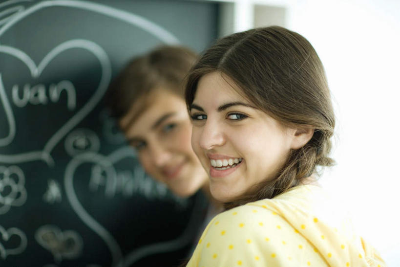 西方人,儿童,两个人,伙伴,朋友,笑,微笑,露齿笑,横图,室外,白天,正面,友谊,纯洁,欧洲,欧洲人,朦胧,模糊,字,休闲装,小孩,黑板,休闲,休闲服,可爱,童年,童趣,童真,烂漫,无邪,天真,友情,女孩,女人,女性,白种人,半身,彩图,女生